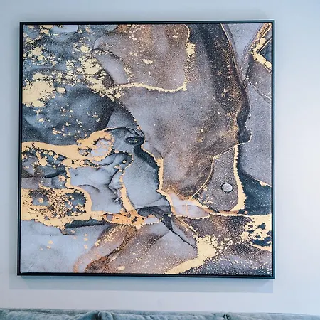 Premium 3 Bed Centre - Free Parking *