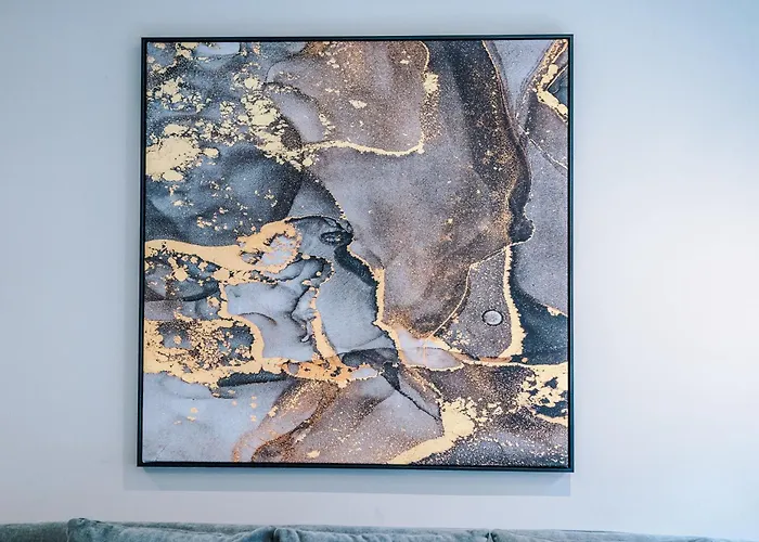 Premium 3 Bed Centre - Free Parking *