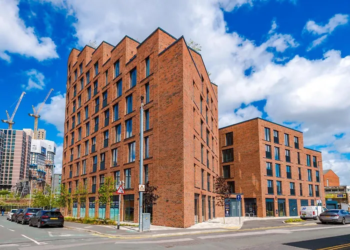 Premium 3 Bed Centre - Free Parking *