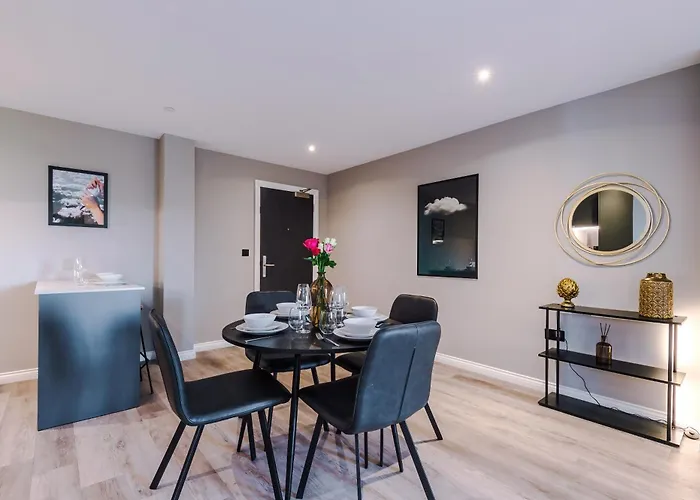 Premium 3 Bed Centre - Free Parking *